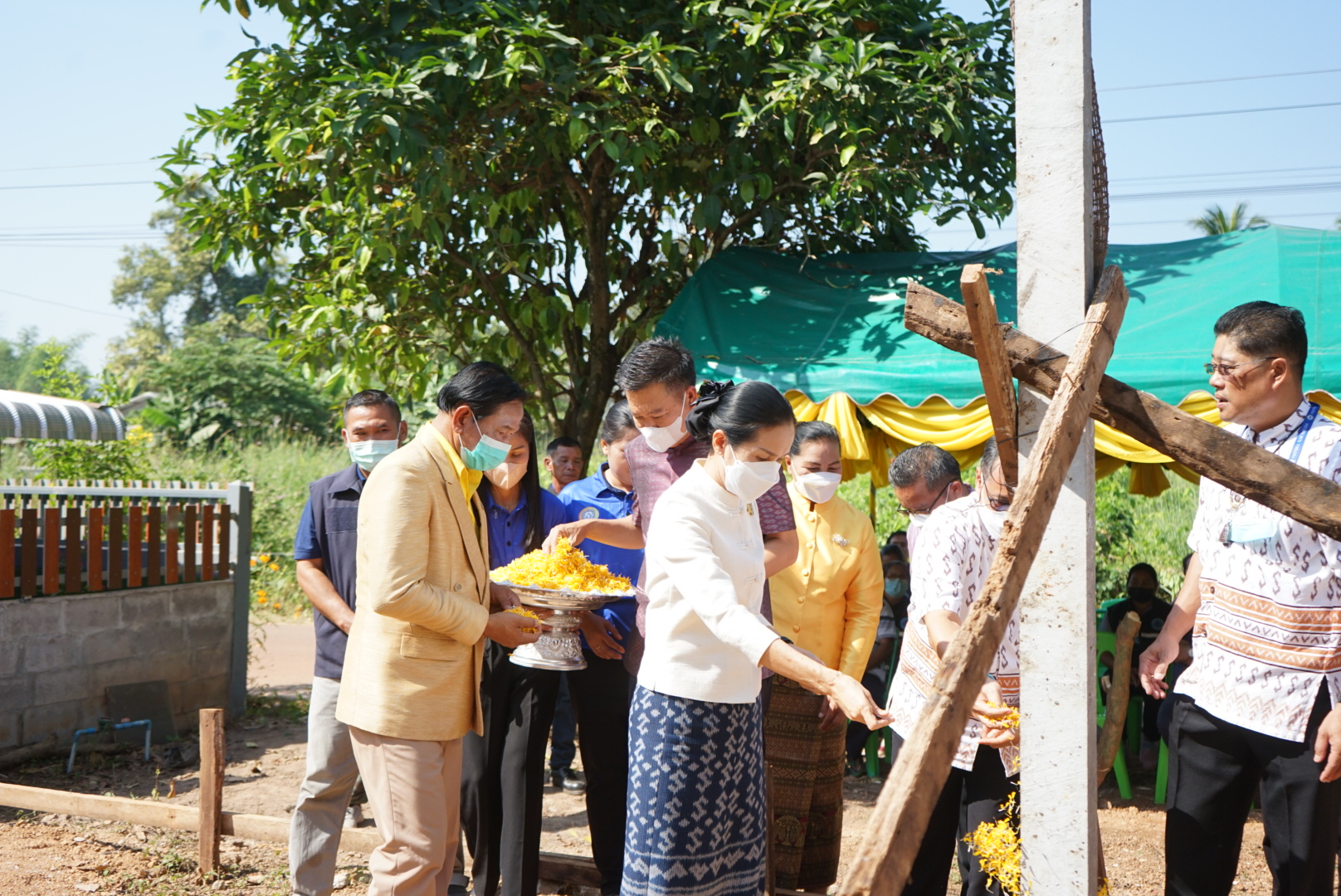 พช.หนองคาย จัดพิธียกเสาเอกบ้านห่วงใยจากใจ GLO ปี 2565