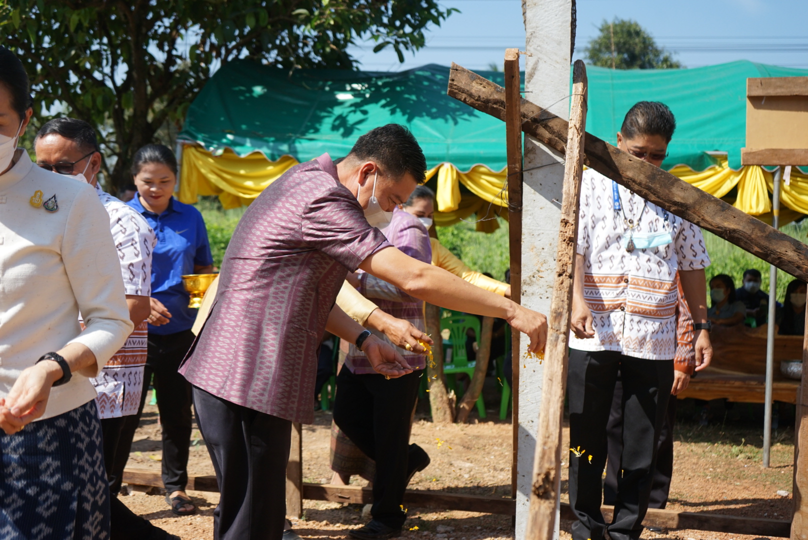 พช.หนองคาย จัดพิธียกเสาเอกบ้านห่วงใยจากใจ GLO ปี 2565