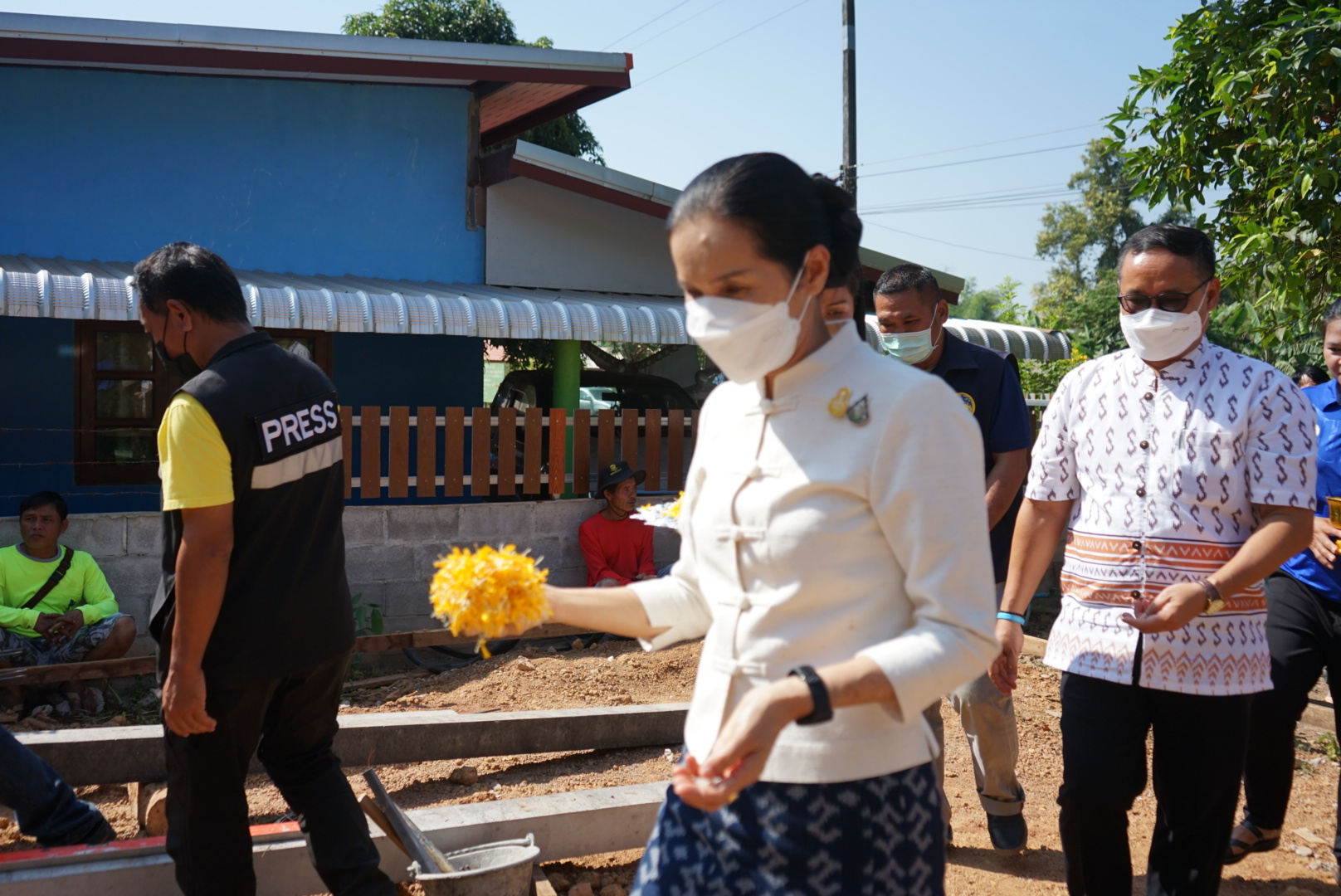 พช.หนองคาย จัดพิธียกเสาเอกบ้านห่วงใยจากใจ GLO ปี 2565