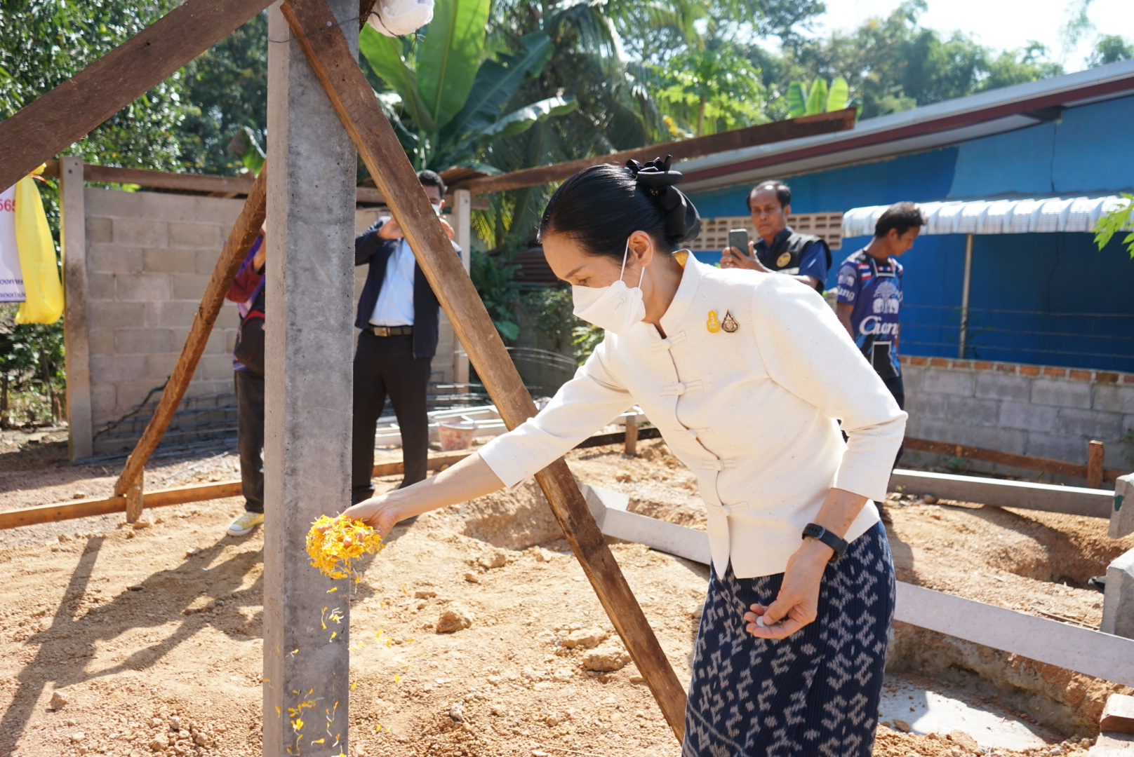 พช.หนองคาย จัดพิธียกเสาเอกบ้านห่วงใยจากใจ GLO ปี 2565