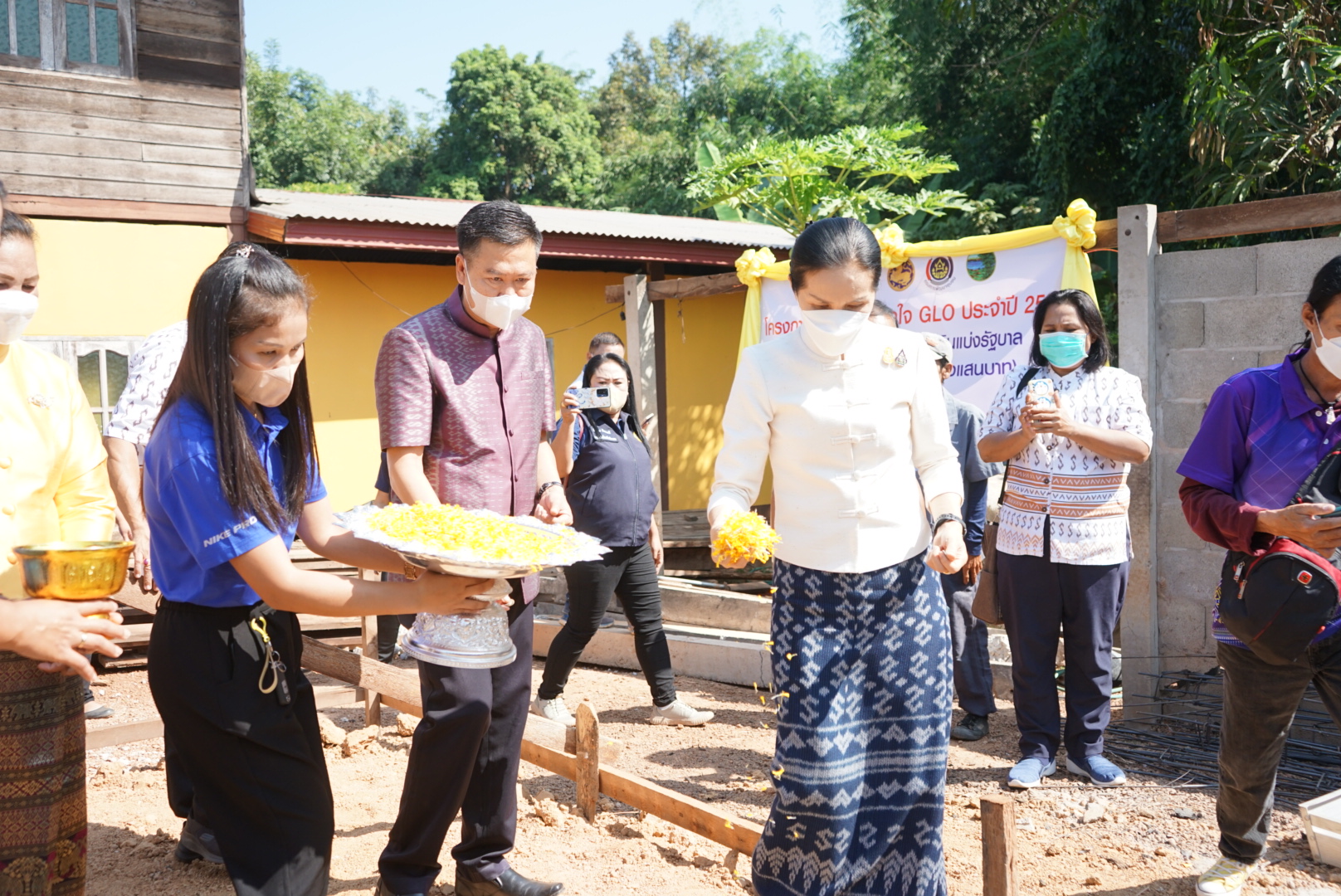 พช.หนองคาย จัดพิธียกเสาเอกบ้านห่วงใยจากใจ GLO ปี 2565