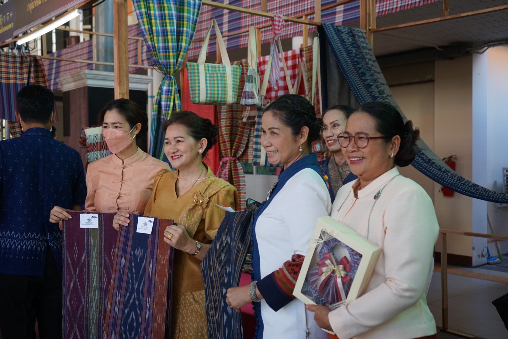 พช.หนองคาย จัดโครงการพัฒนาและแปรรูปผลิตภัณฑ์ผ้าพื้นเมืองจังหวัดหนองคาย  “เสน่ห์ผ้า เสน่ห์เมืองหนองคาย”