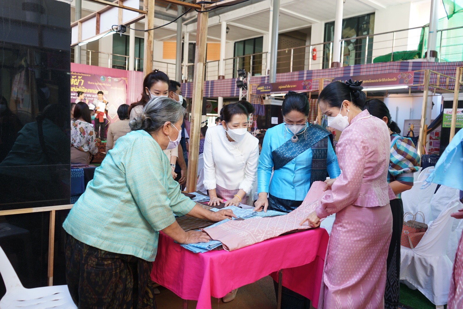 พช.หนองคาย จัดโครงการพัฒนาและแปรรูปผลิตภัณฑ์ผ้าพื้นเมืองจังหวัดหนองคาย  “เสน่ห์ผ้า เสน่ห์เมืองหนองคาย”