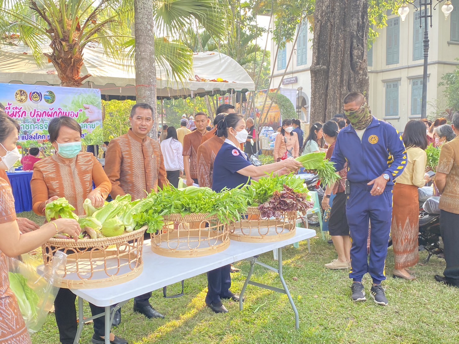 พช.หนองคาย ร่วมงาน “วันรวมน้ำใจกาชาด”