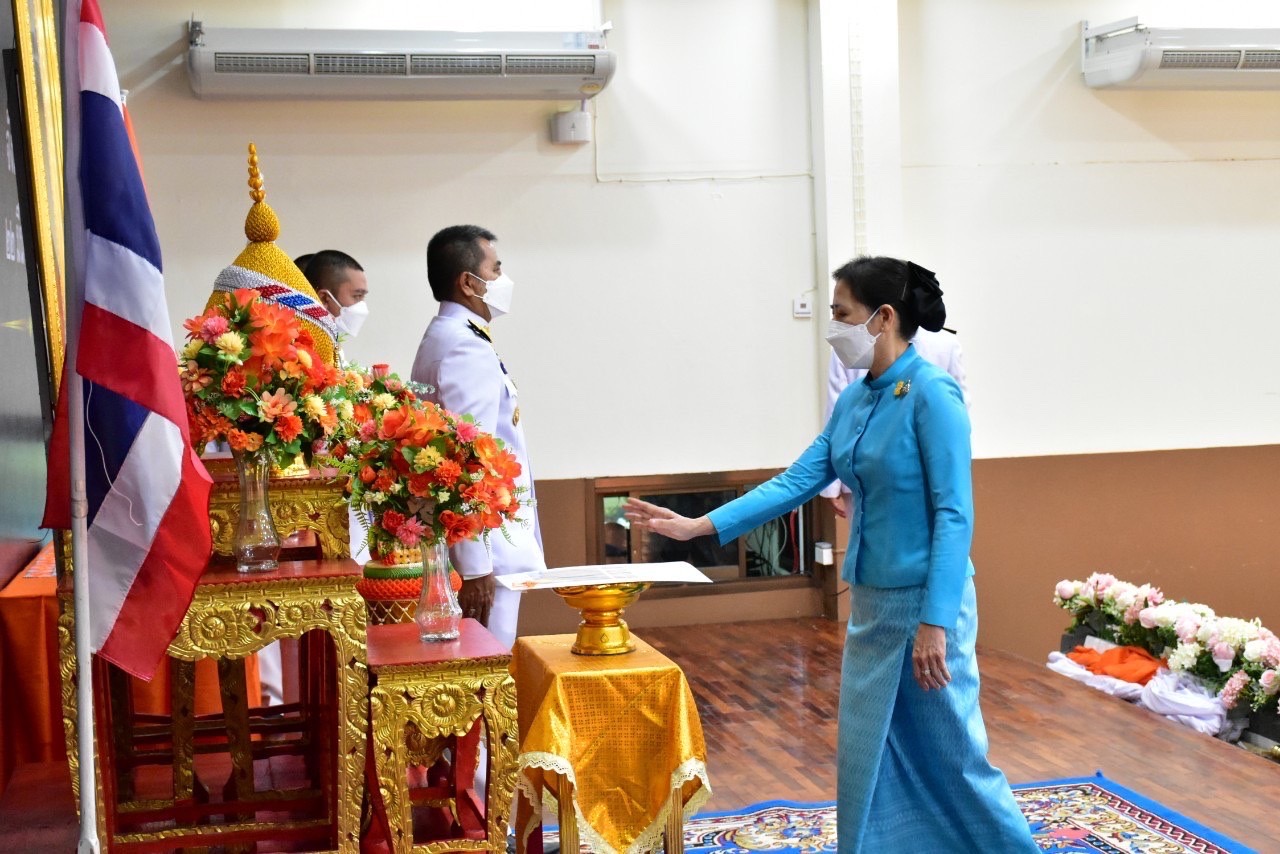 จังหวัดหนองคาย มอบแบบลายผ้าพระราชทาน “ผ้าลายดอกรักราชกัญญา “