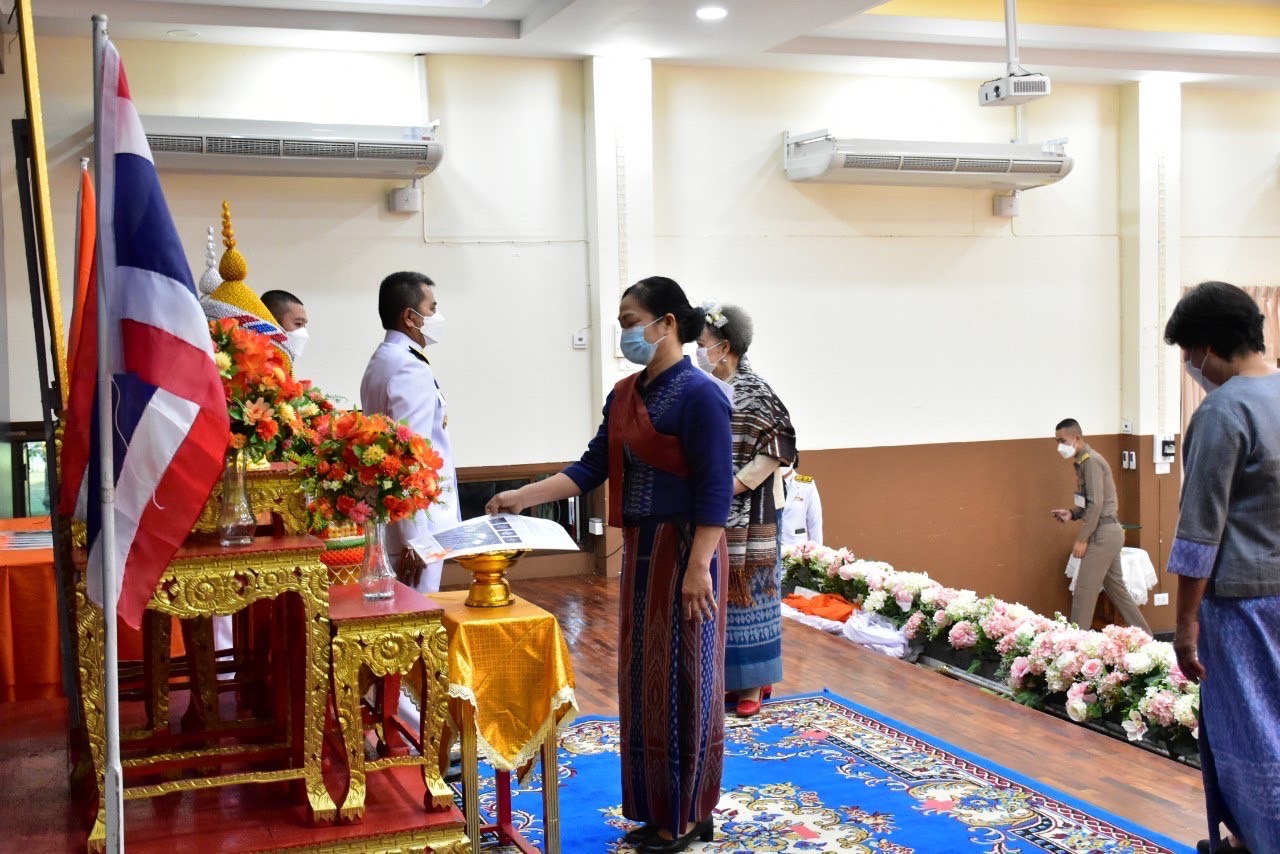 จังหวัดหนองคาย มอบแบบลายผ้าพระราชทาน “ผ้าลายดอกรักราชกัญญา “