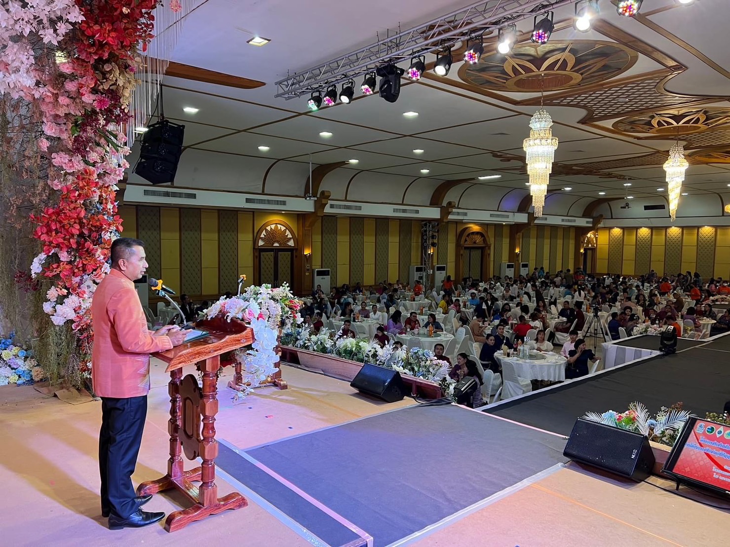 จังหวัดหนองคาย เดินแบบผ้าไทยเพื่อการกุศล