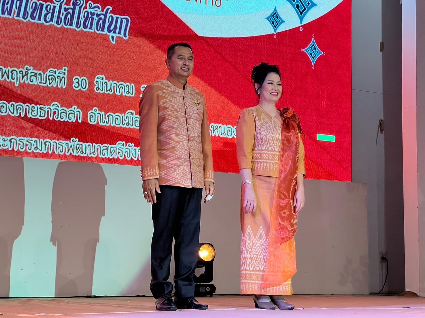 จังหวัดหนองคาย เดินแบบผ้าไทยเพื่อการกุศล