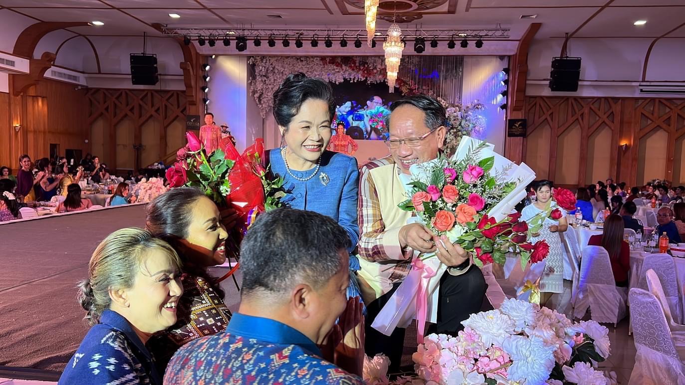 จังหวัดหนองคาย เดินแบบผ้าไทยเพื่อการกุศล