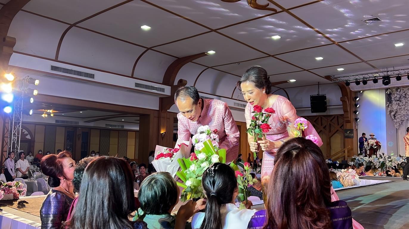 จังหวัดหนองคาย เดินแบบผ้าไทยเพื่อการกุศล