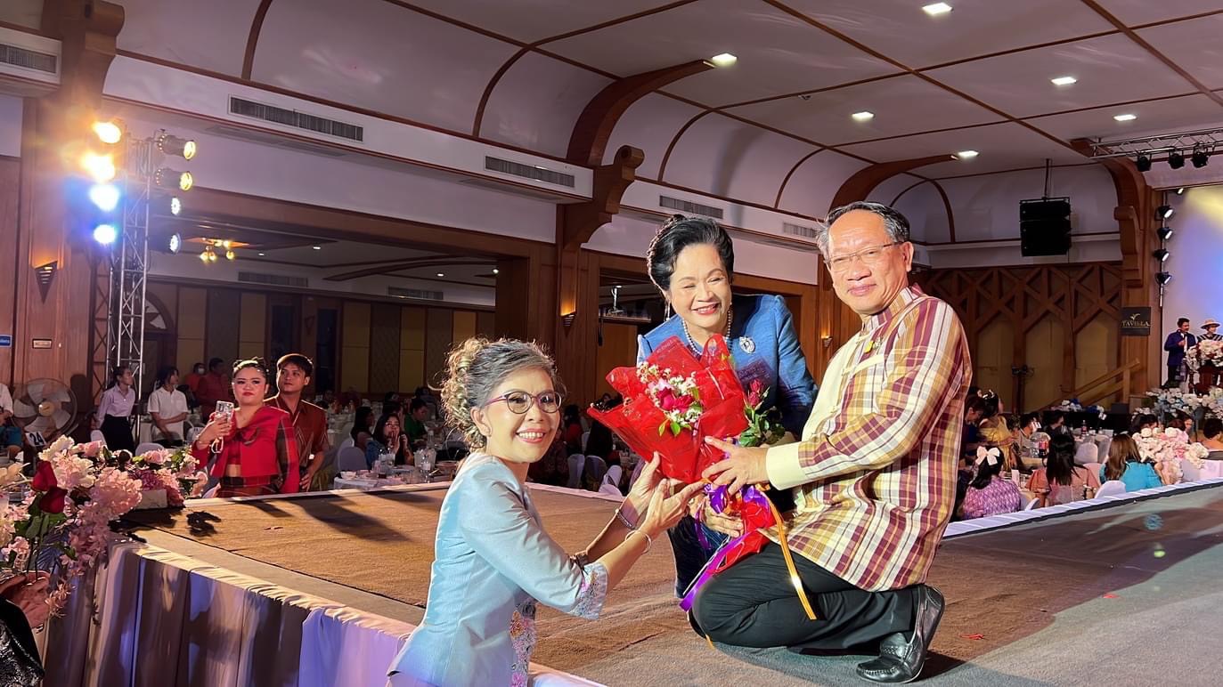 จังหวัดหนองคาย เดินแบบผ้าไทยเพื่อการกุศล