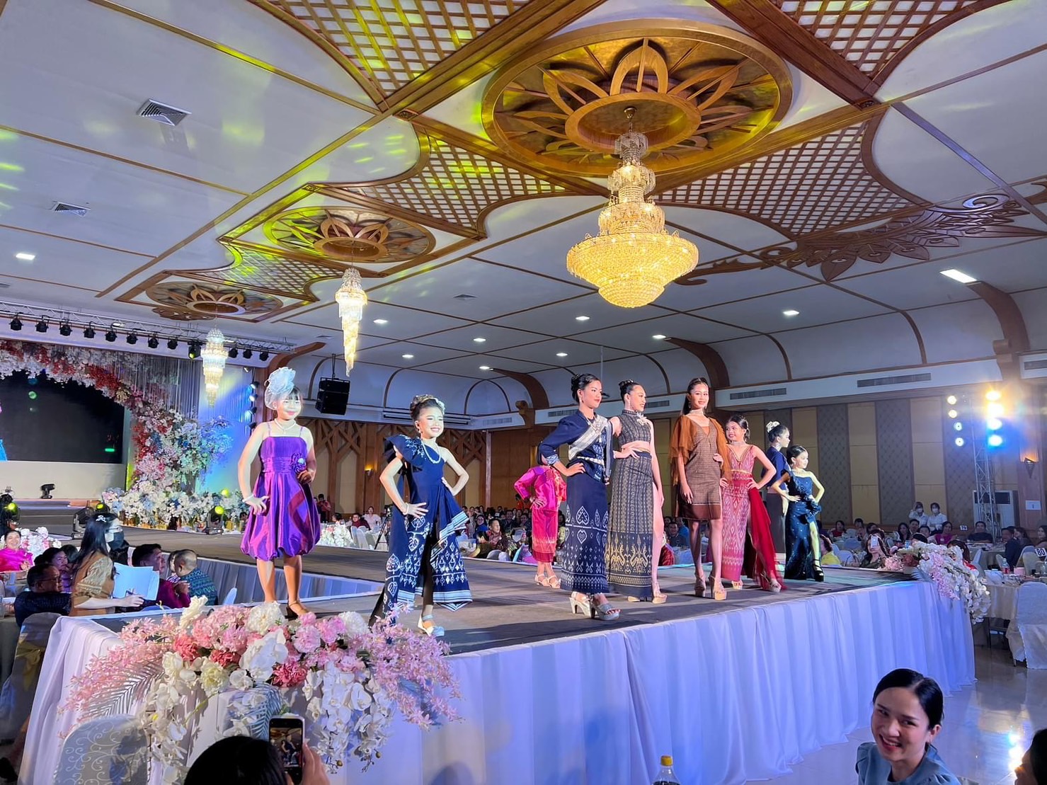 จังหวัดหนองคาย เดินแบบผ้าไทยเพื่อการกุศล