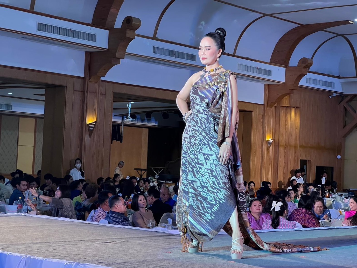 จังหวัดหนองคาย เดินแบบผ้าไทยเพื่อการกุศล