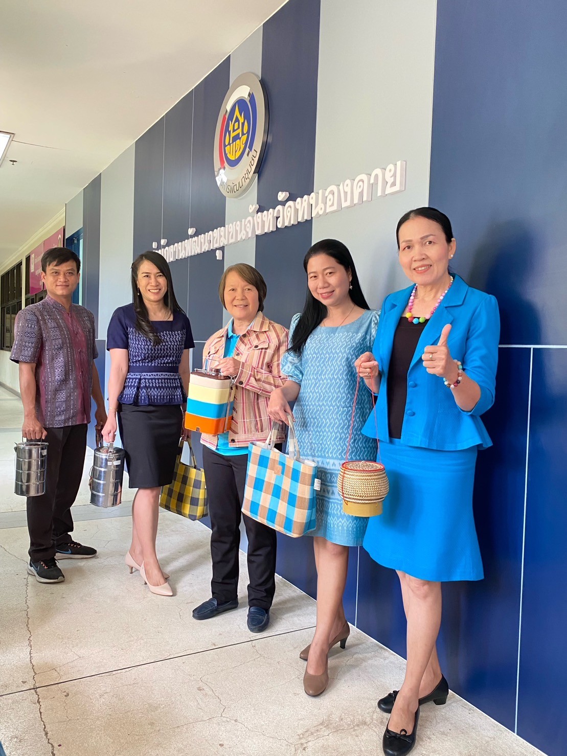 พช.หนองคาย นุ่งผ้าไทย หัวใจรักษ์โลก