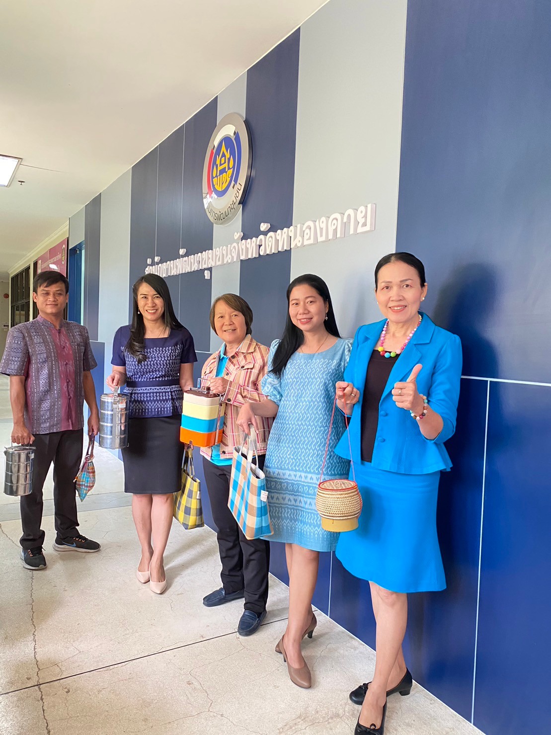 พช.หนองคาย นุ่งผ้าไทย หัวใจรักษ์โลก