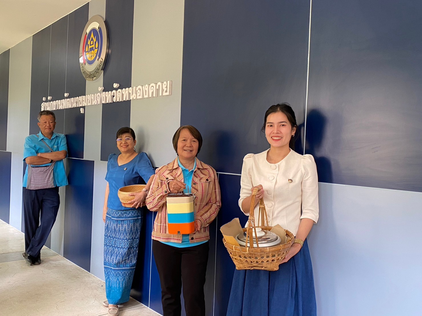 พช.หนองคาย นุ่งผ้าไทย หัวใจรักษ์โลก