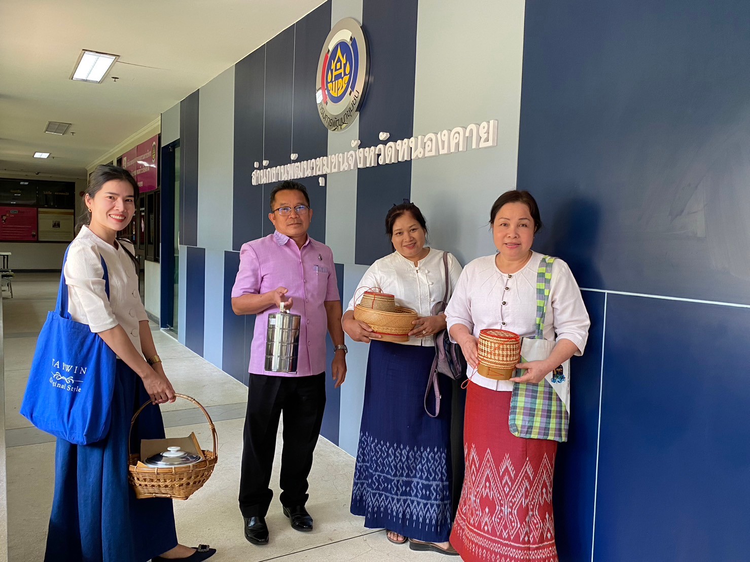 พช.หนองคาย นุ่งผ้าไทย หัวใจรักษ์โลก