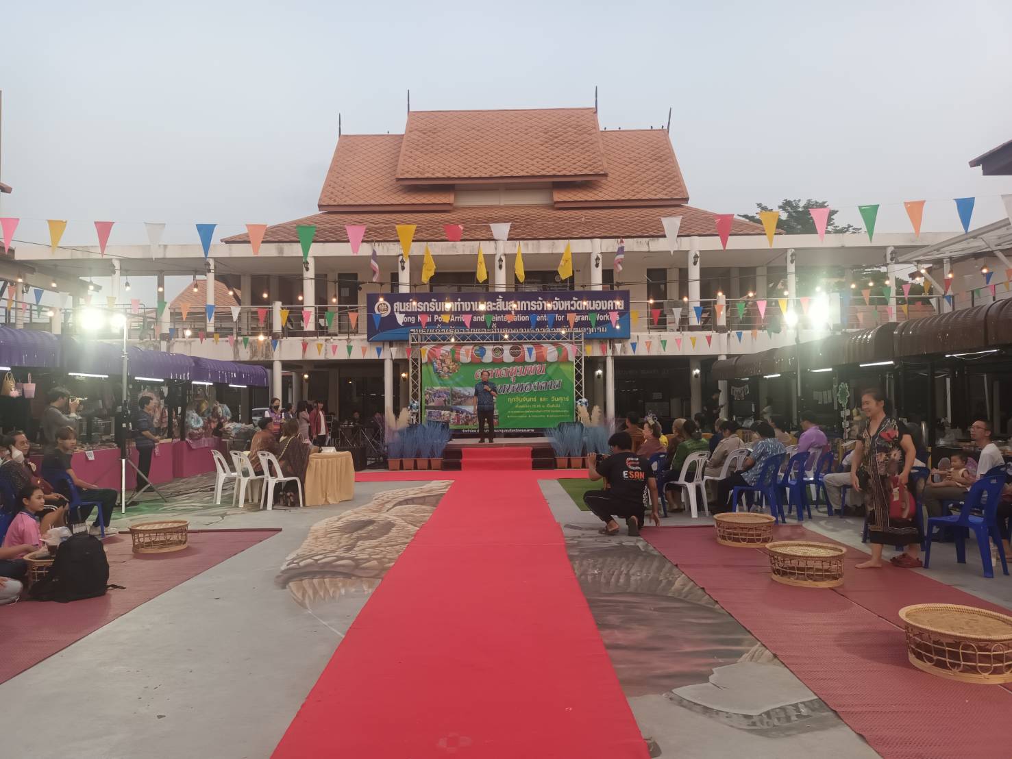 พช.หนองคาย จัดตลาดชุมชน คนหนองคาย ทุกวันจันทร์และศุกร์ เวลา 15:00 น เป็นต้นไป ณ ศูนย์ OTOP จังหวัดหนองคาย