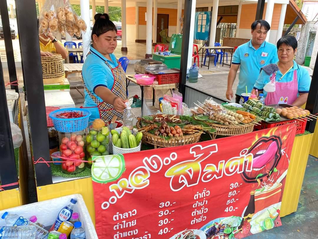 พช.หนองคาย จัดตลาดชุมชน คนหนองคาย ทุกวันจันทร์และศุกร์ เวลา 15:00 น เป็นต้นไป ณ ศูนย์ OTOP จังหวัดหนองคาย