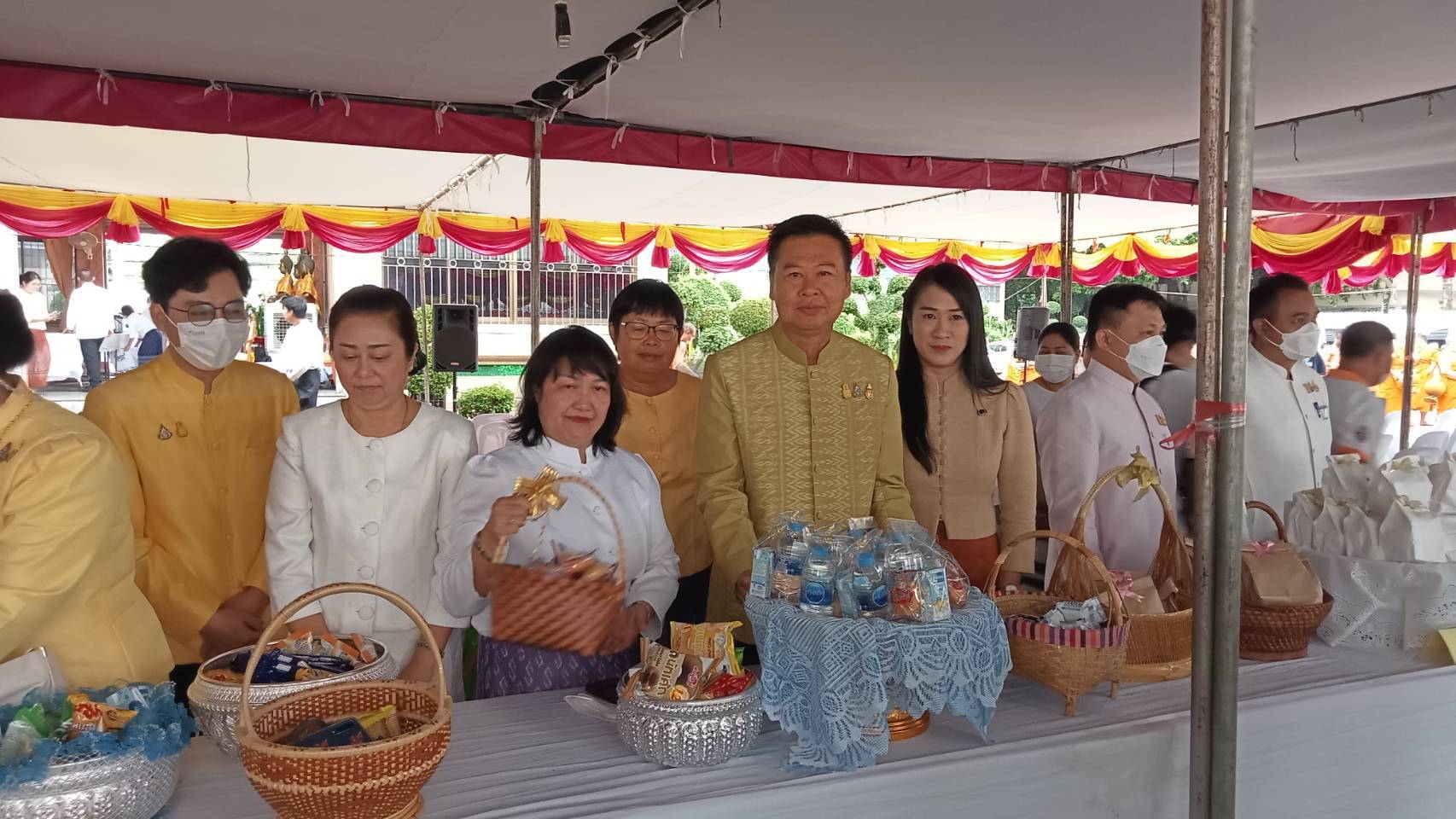 พช. หนองคาย : ร่วมพิธีทำบุญตักบาตรถวายพระราชกุศลเนื่องในโอกาสวันฉลองพระชนมายุ 8 รอบ สมเด็จพระอริยวงศาคตญาณ สมเด็จพระสังฆราช สกลมหาสังฆปริณายก