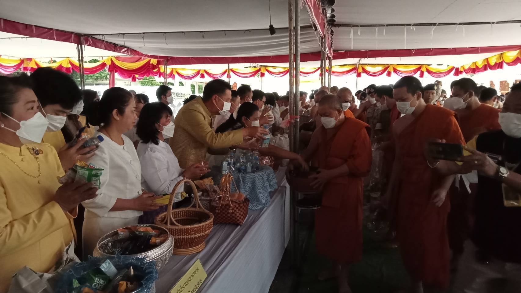 พช. หนองคาย : ร่วมพิธีทำบุญตักบาตรถวายพระราชกุศลเนื่องในโอกาสวันฉลองพระชนมายุ 8 รอบ สมเด็จพระอริยวงศาคตญาณ สมเด็จพระสังฆราช สกลมหาสังฆปริณายก