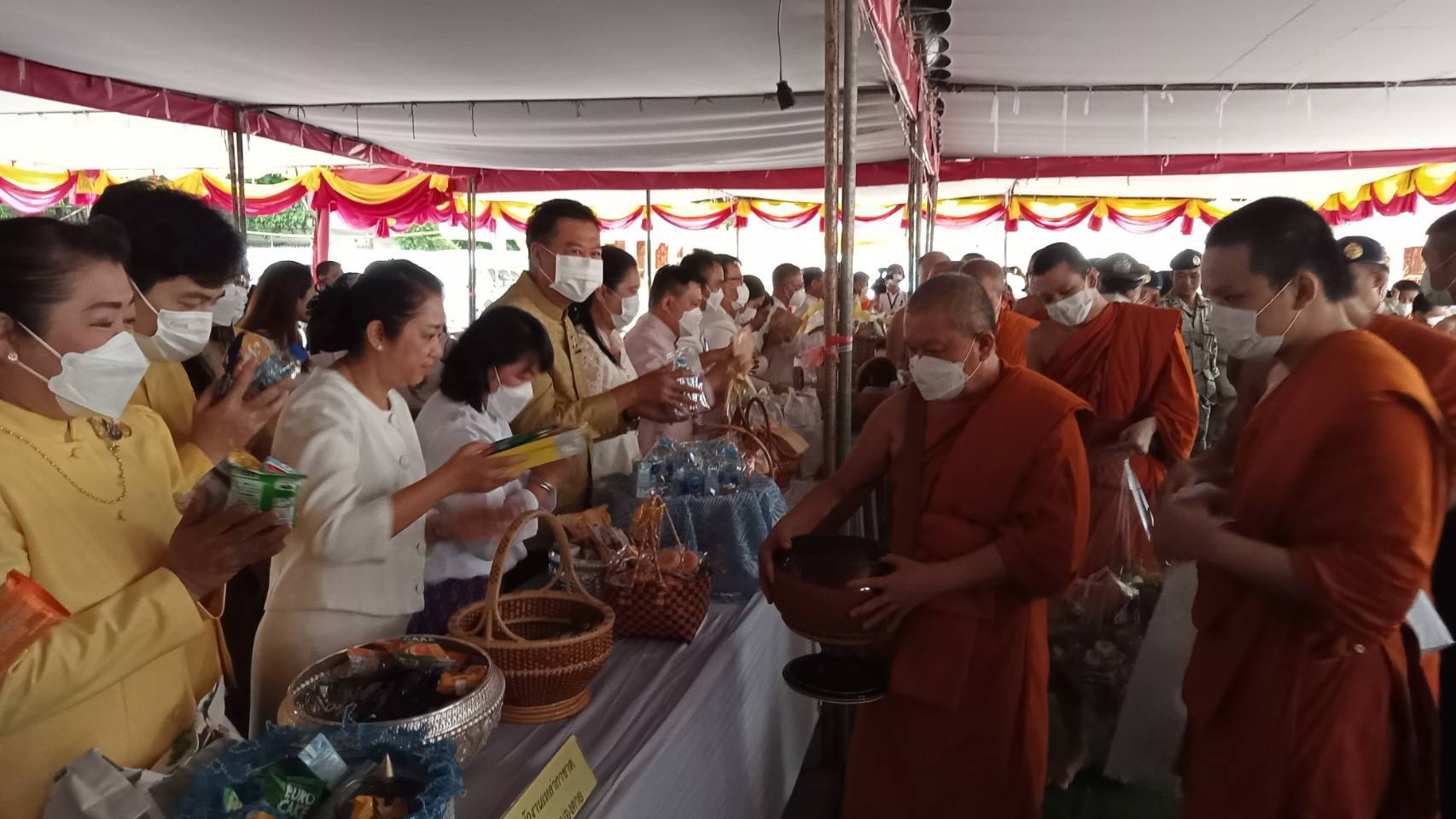พช. หนองคาย : ร่วมพิธีทำบุญตักบาตรถวายพระราชกุศลเนื่องในโอกาสวันฉลองพระชนมายุ 8 รอบ สมเด็จพระอริยวงศาคตญาณ สมเด็จพระสังฆราช สกลมหาสังฆปริณายก