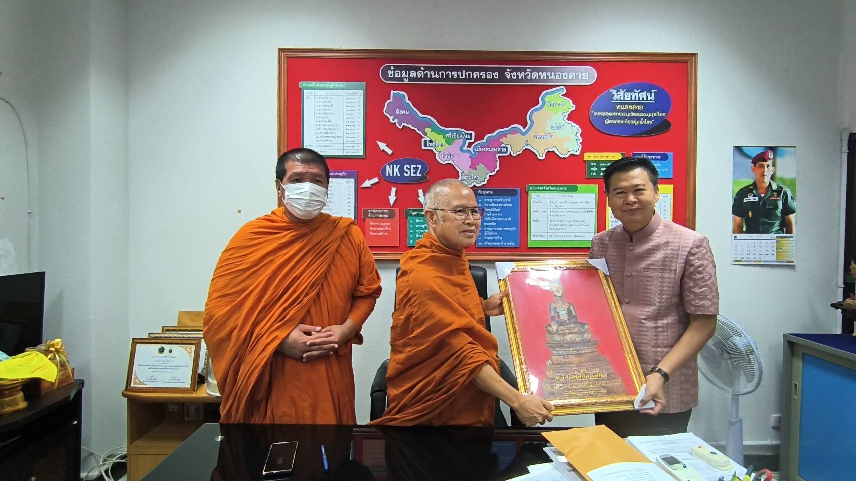 พช.หนองคาย ส่งมอบรถยนต์ที่หมดความจำเป็นในการใช้งาน ให้วัด นำไปใช้ประโยชน์เพื่อชุมชน