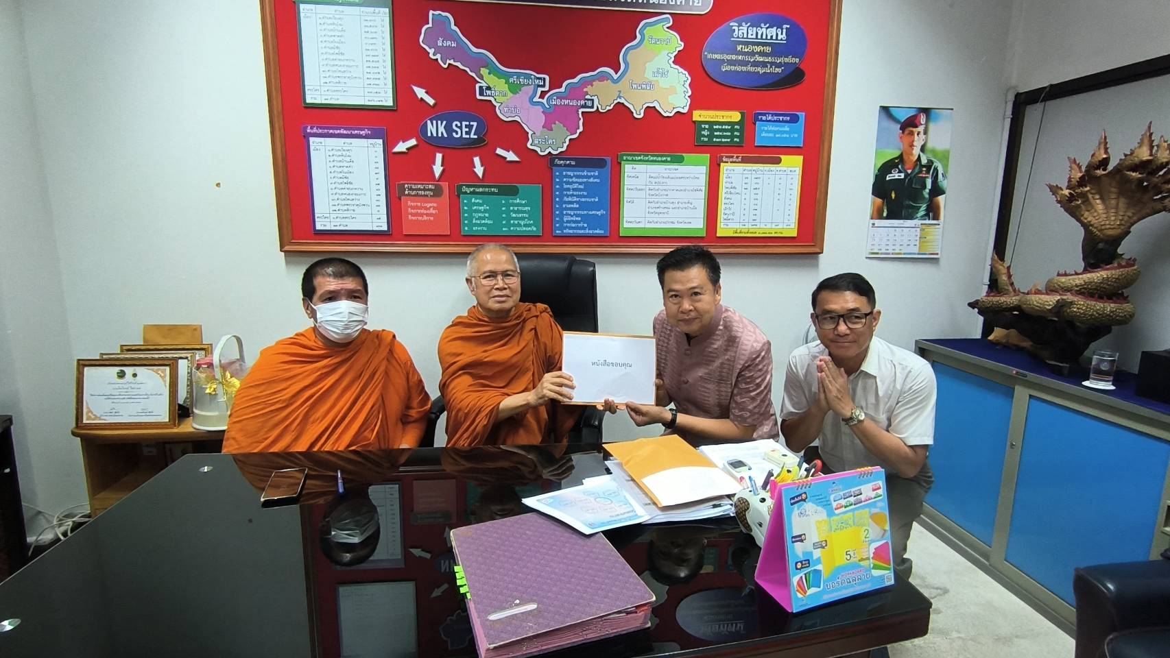 พช.หนองคาย ส่งมอบรถยนต์ที่หมดความจำเป็นในการใช้งาน ให้วัด นำไปใช้ประโยชน์เพื่อชุมชน
