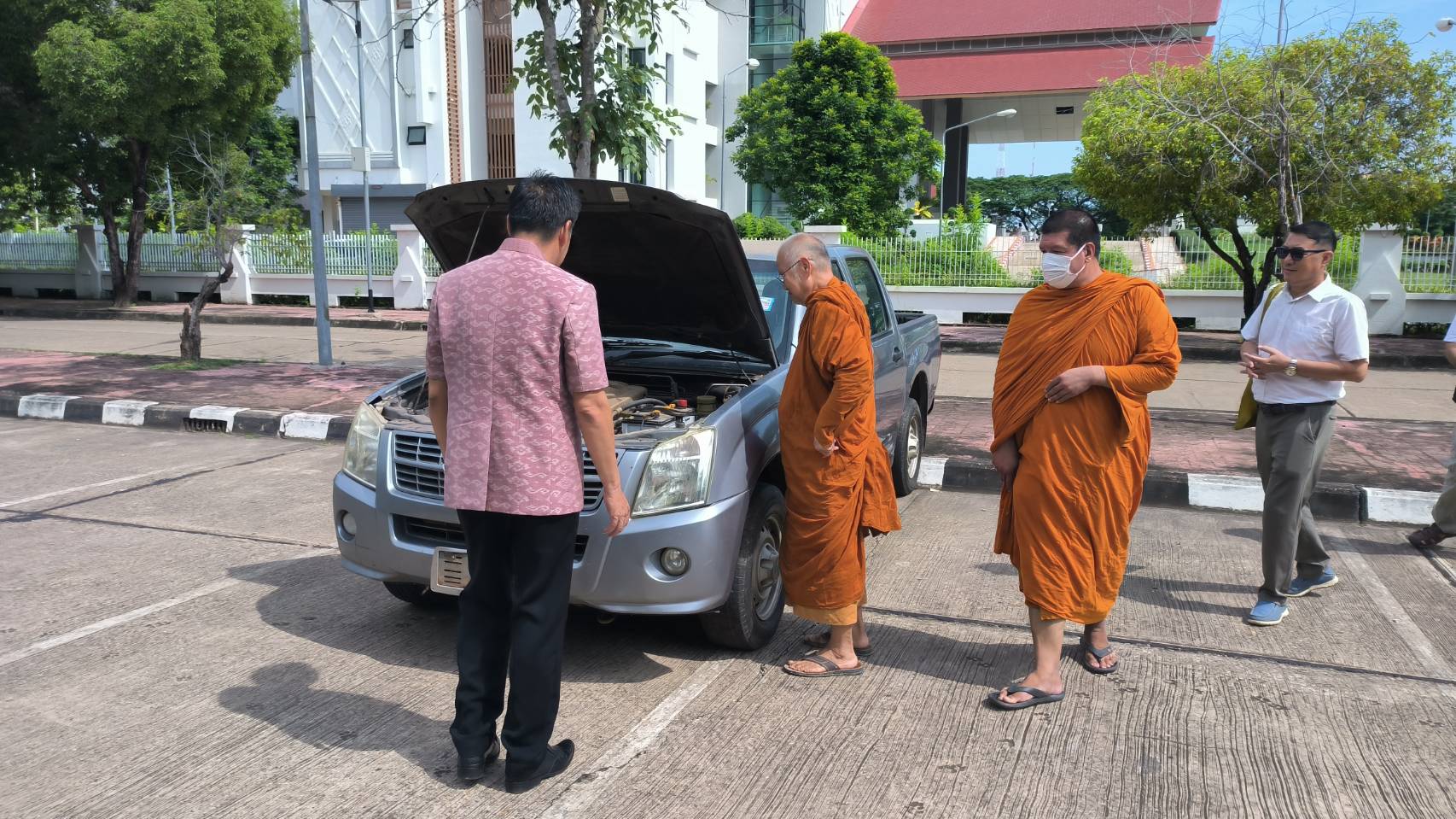 พช.หนองคาย ส่งมอบรถยนต์ที่หมดความจำเป็นในการใช้งาน ให้วัด นำไปใช้ประโยชน์เพื่อชุมชน
