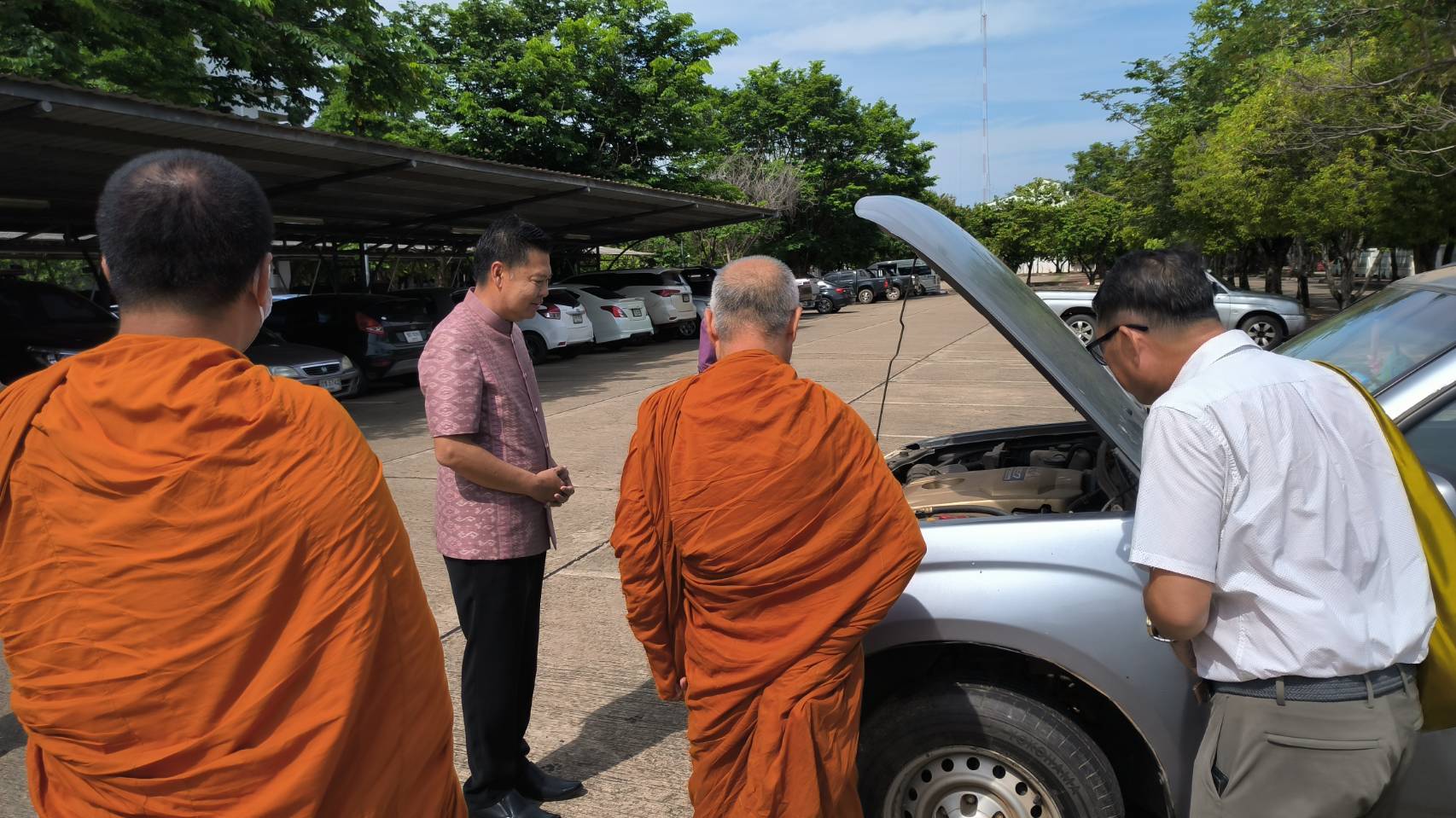 พช.หนองคาย ส่งมอบรถยนต์ที่หมดความจำเป็นในการใช้งาน ให้วัด นำไปใช้ประโยชน์เพื่อชุมชน