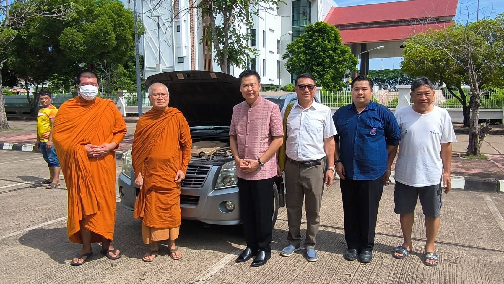 พช.หนองคาย ส่งมอบรถยนต์ที่หมดความจำเป็นในการใช้งาน ให้วัด นำไปใช้ประโยชน์เพื่อชุมชน