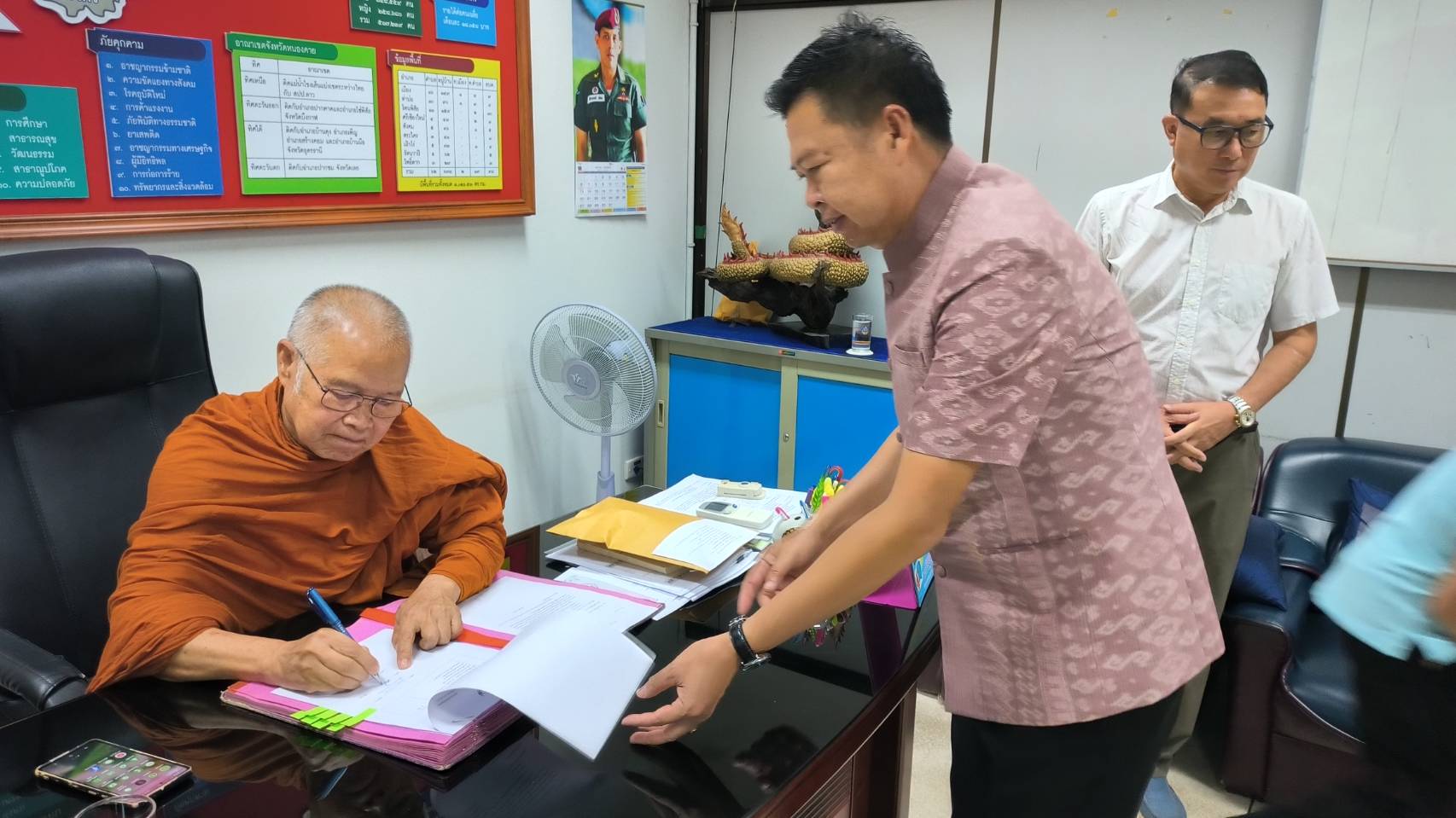 พช.หนองคาย ส่งมอบรถยนต์ที่หมดความจำเป็นในการใช้งาน ให้วัด นำไปใช้ประโยชน์เพื่อชุมชน