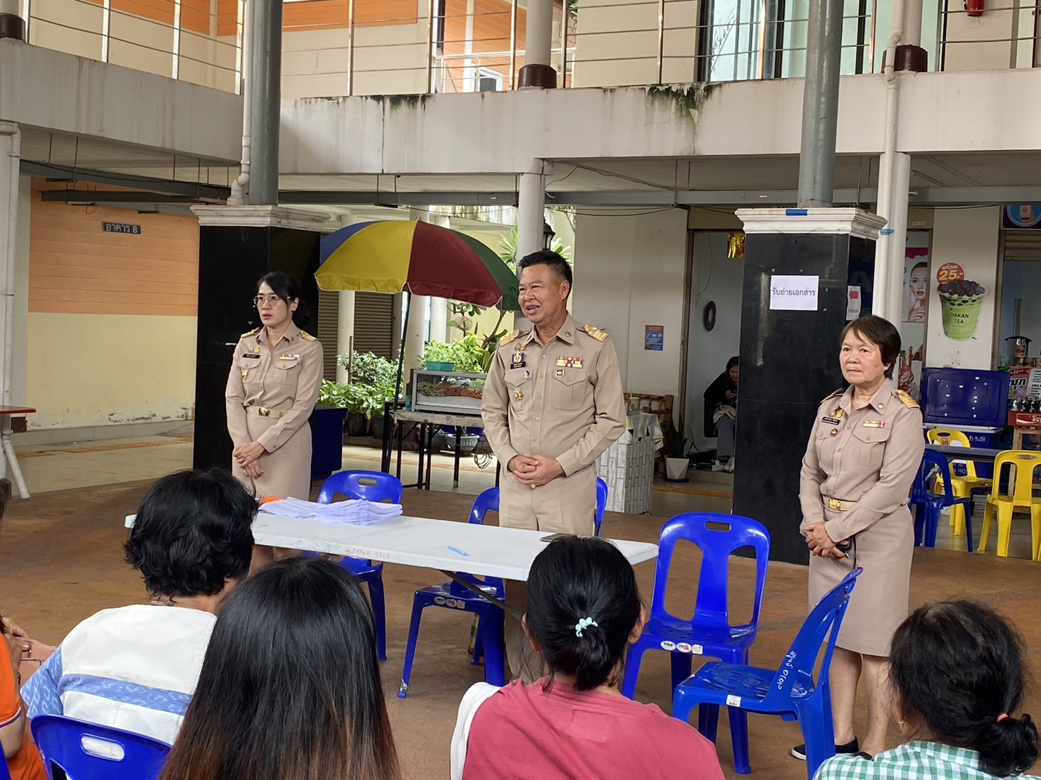 พช.หนองคาย ส่งมอบจักรเย็บผ้าให้กลุ่มผู้ผลิต ผู้ประกอบการ OTOP จังหวัดหนองคาย เพื่อยกระดับพัฒนาผลิตภัณฑ์ผ้าพื้นเมืองจังหวัดหนองคาย