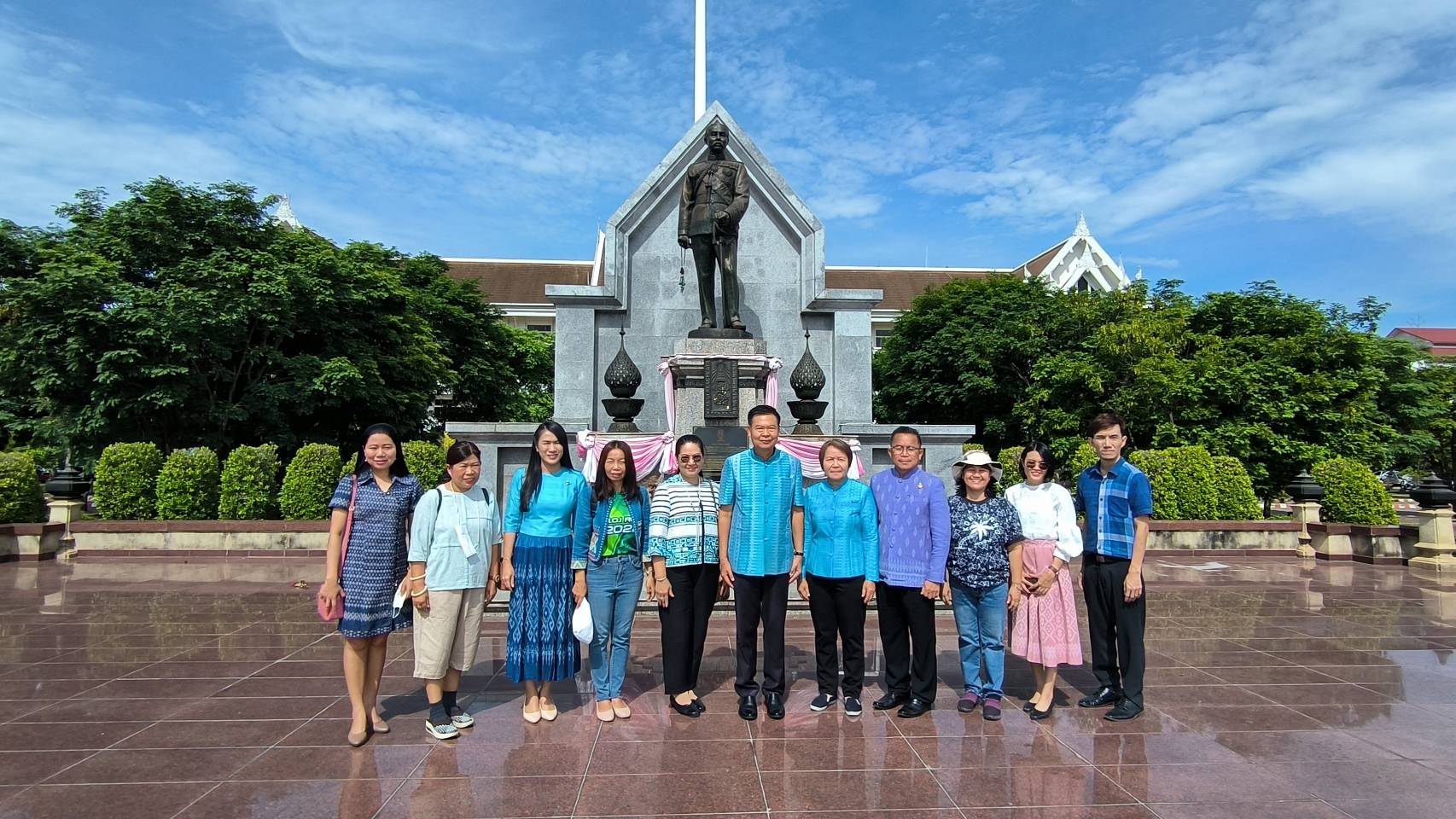 พัฒนาการจังหวัดหนองคาย สักการะสิ่งศักดิ์สิทธิ์ จ.หนองคาย และไหว้ลาผู้ว่าฯ รองผู้ว่าฯ ก่อนเข้าดำรงตำแหน่งเลขานุการกรมฯ