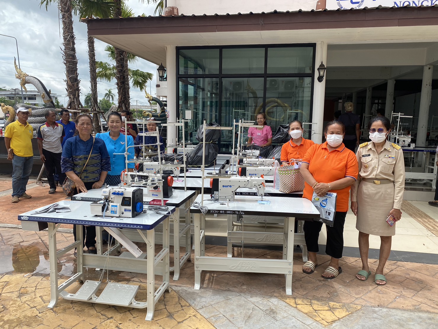 พช.หนองคาย ส่งมอบจักรเย็บผ้าให้กลุ่มผู้ผลิต ผู้ประกอบการ OTOP จังหวัดหนองคาย เพื่อยกระดับพัฒนาผลิตภัณฑ์ผ้าพื้นเมืองจังหวัดหนองคาย