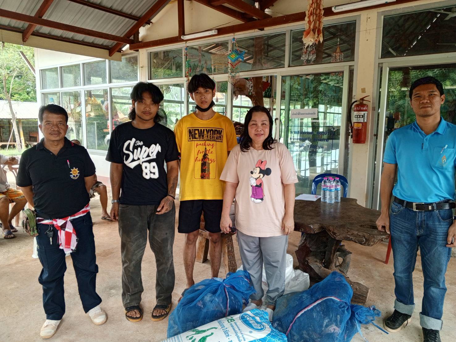พช.หนองคาย มอบวัสดุฝึกอาชีพโครงการประชุมเครือข่ายกองทุนแม่ของแผ่นดินระดับจังหวัดหนุนเสริมสัมมาชีพแก่เยาวชนกลุ่มเสี่ยงหรือผู้ผ่านการบำบัด