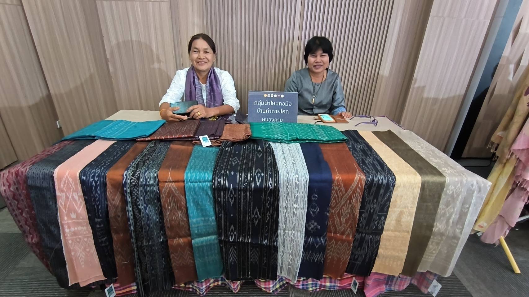 จ.หนองคาย จัดงานเดินแบบแสดงชุดผ้าไทย โครงการสืบสานอนุรักษ์ศิลป์ผ้าถิ่นไทย “ผ้าไทยใส่ให้สนุก”