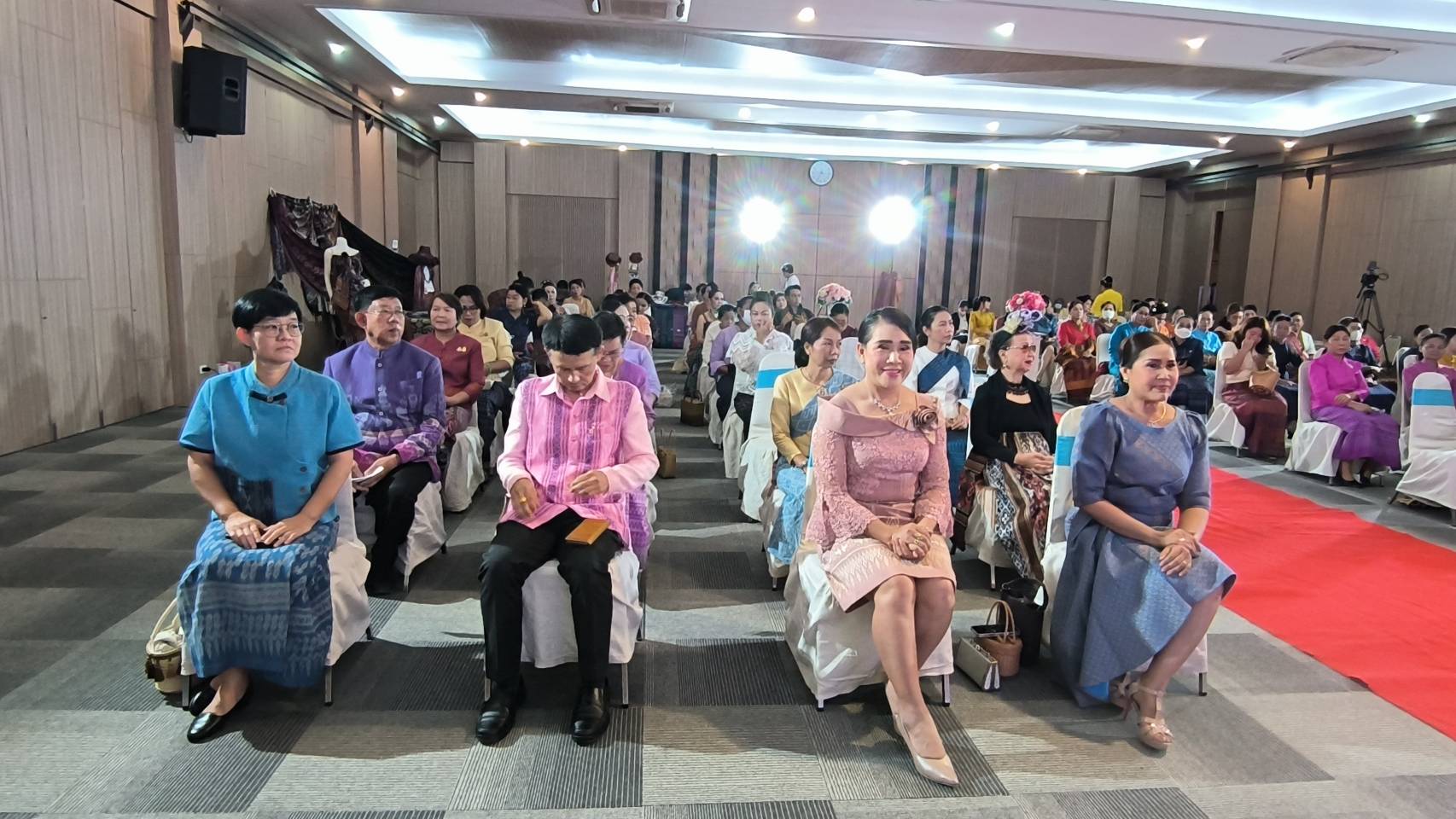 จ.หนองคาย จัดงานเดินแบบแสดงชุดผ้าไทย โครงการสืบสานอนุรักษ์ศิลป์ผ้าถิ่นไทย “ผ้าไทยใส่ให้สนุก”