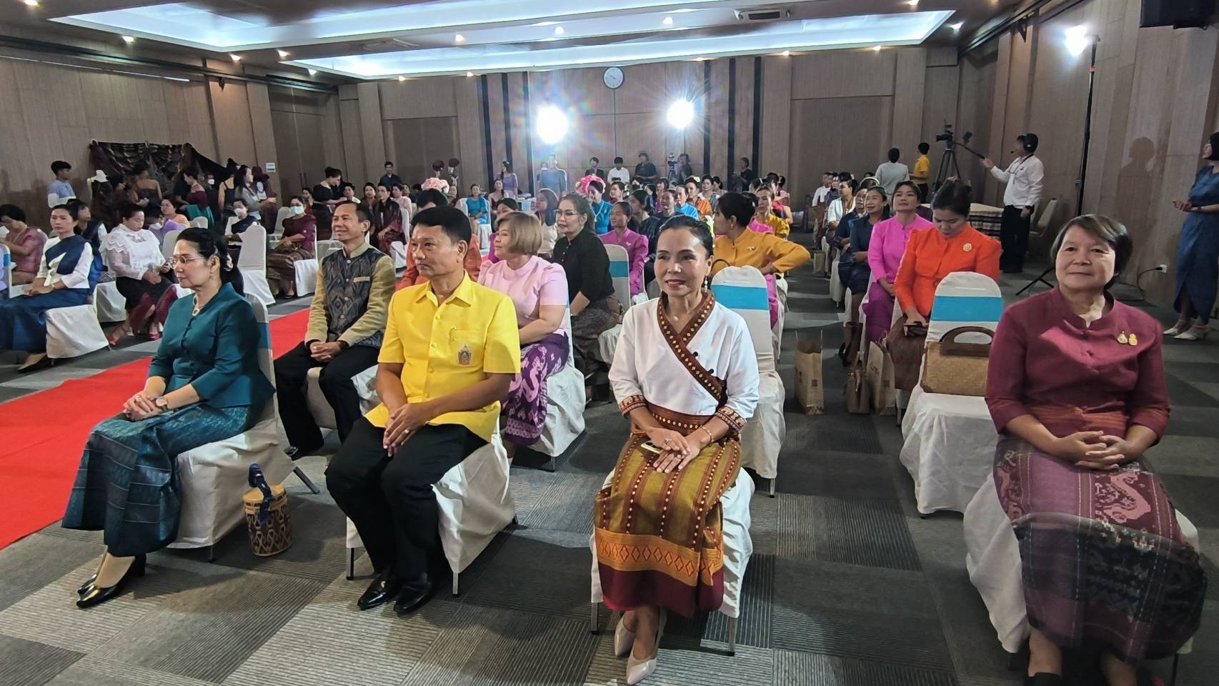 จ.หนองคาย จัดงานเดินแบบแสดงชุดผ้าไทย โครงการสืบสานอนุรักษ์ศิลป์ผ้าถิ่นไทย “ผ้าไทยใส่ให้สนุก”