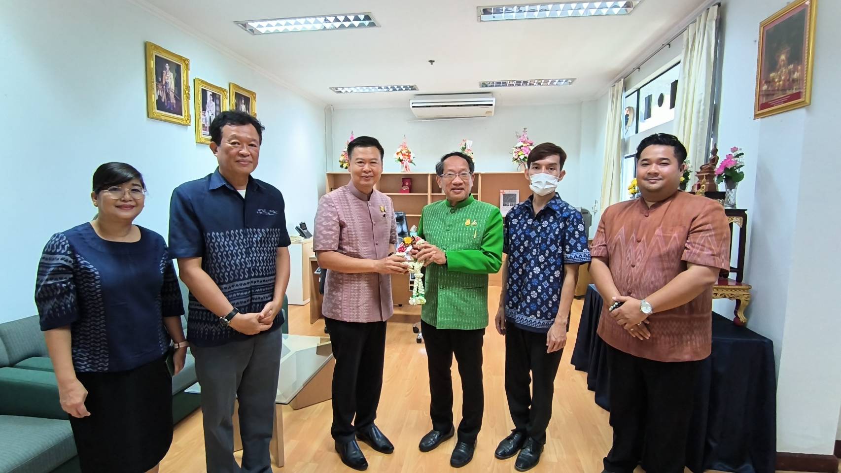 พัฒนาการจังหวัดหนองคาย สักการะสิ่งศักดิ์สิทธิ์ จ.หนองคาย และไหว้ลาผู้ว่าฯ รองผู้ว่าฯ ก่อนเข้าดำรงตำแหน่งเลขานุการกรมฯ