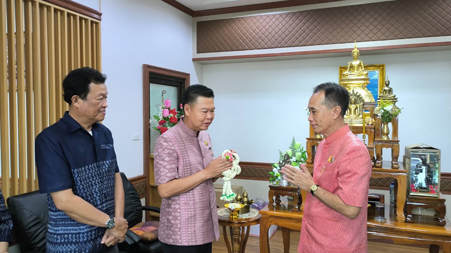 พัฒนาการจังหวัดหนองคาย สักการะสิ่งศักดิ์สิทธิ์ จ.หนองคาย และไหว้ลาผู้ว่าฯ รองผู้ว่าฯ ก่อนเข้าดำรงตำแหน่งเลขานุการกรมฯ