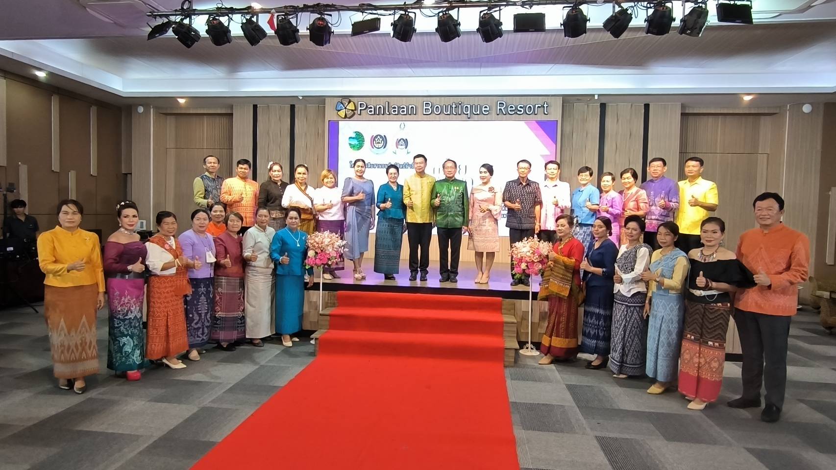 จ.หนองคาย จัดงานเดินแบบแสดงชุดผ้าไทย โครงการสืบสานอนุรักษ์ศิลป์ผ้าถิ่นไทย “ผ้าไทยใส่ให้สนุก”