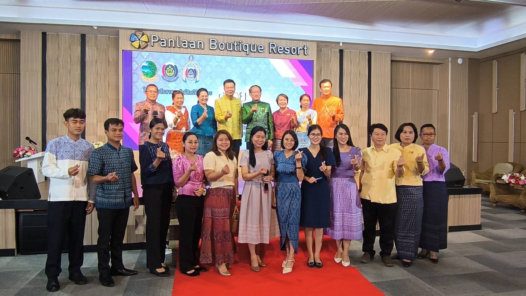 จ.หนองคาย จัดงานเดินแบบแสดงชุดผ้าไทย โครงการสืบสานอนุรักษ์ศิลป์ผ้าถิ่นไทย “ผ้าไทยใส่ให้สนุก”