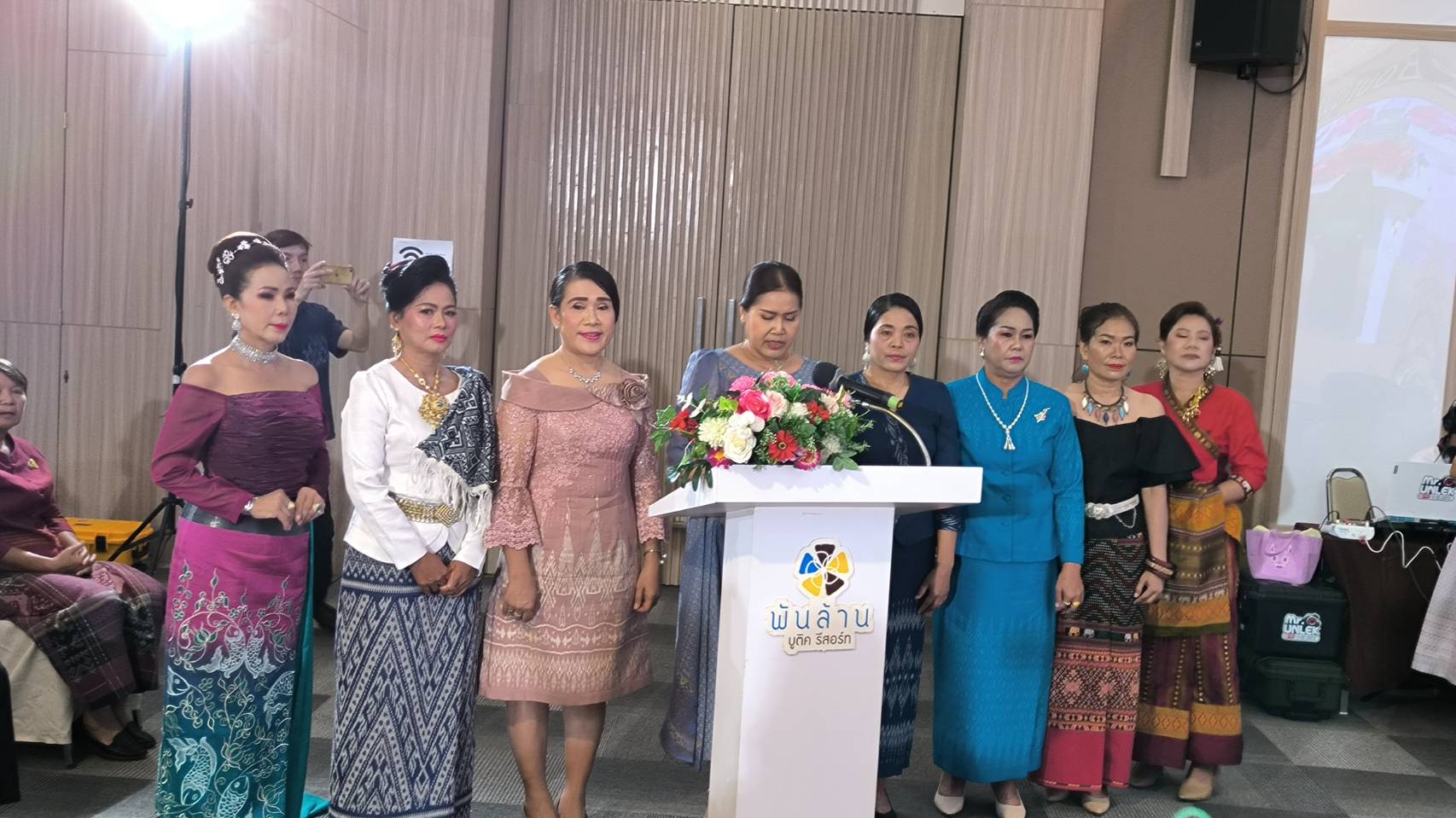 จ.หนองคาย จัดงานเดินแบบแสดงชุดผ้าไทย โครงการสืบสานอนุรักษ์ศิลป์ผ้าถิ่นไทย “ผ้าไทยใส่ให้สนุก”