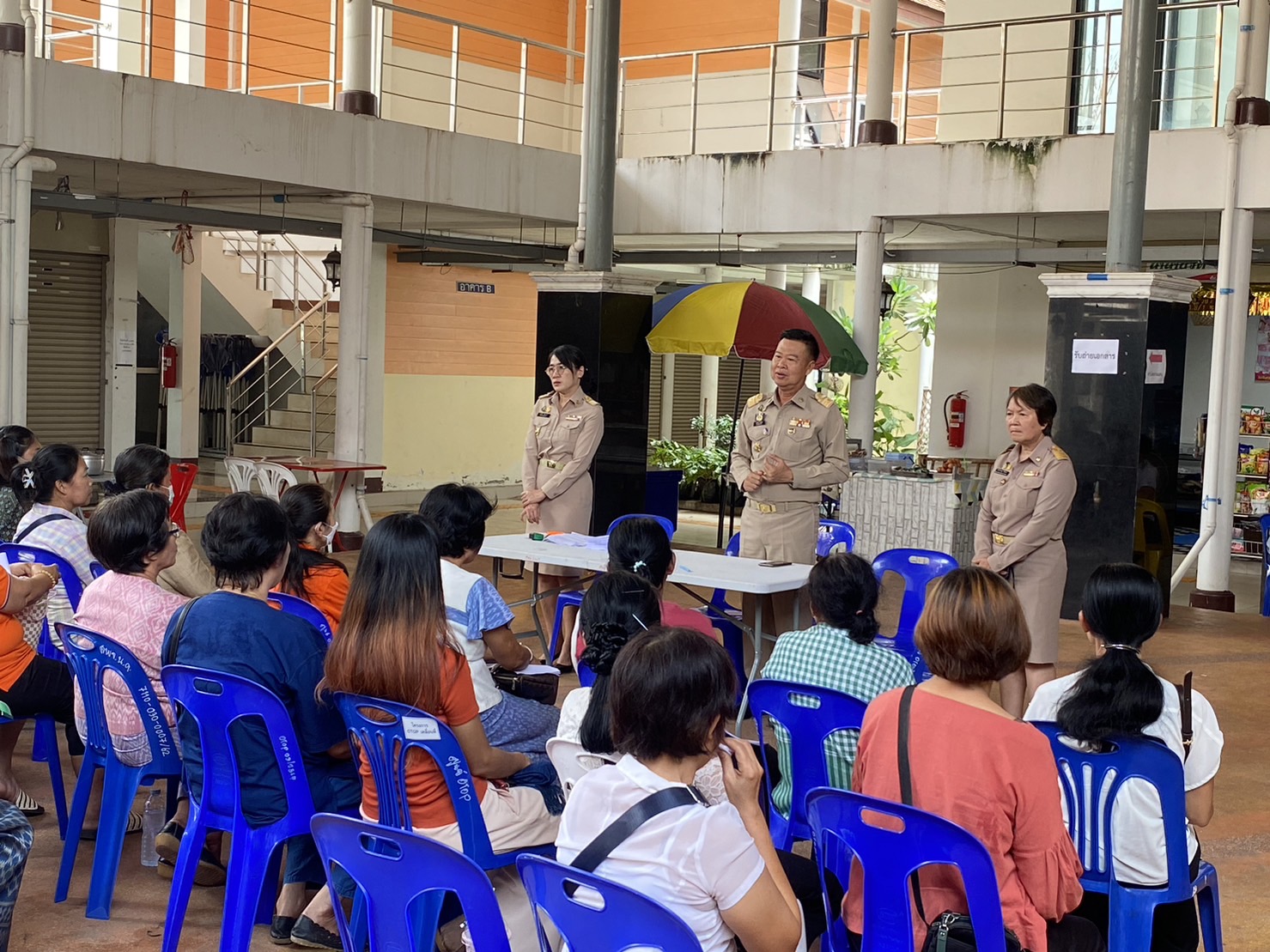 พช.หนองคาย ส่งมอบจักรเย็บผ้าให้กลุ่มผู้ผลิต ผู้ประกอบการ OTOP จังหวัดหนองคาย เพื่อยกระดับพัฒนาผลิตภัณฑ์ผ้าพื้นเมืองจังหวัดหนองคาย