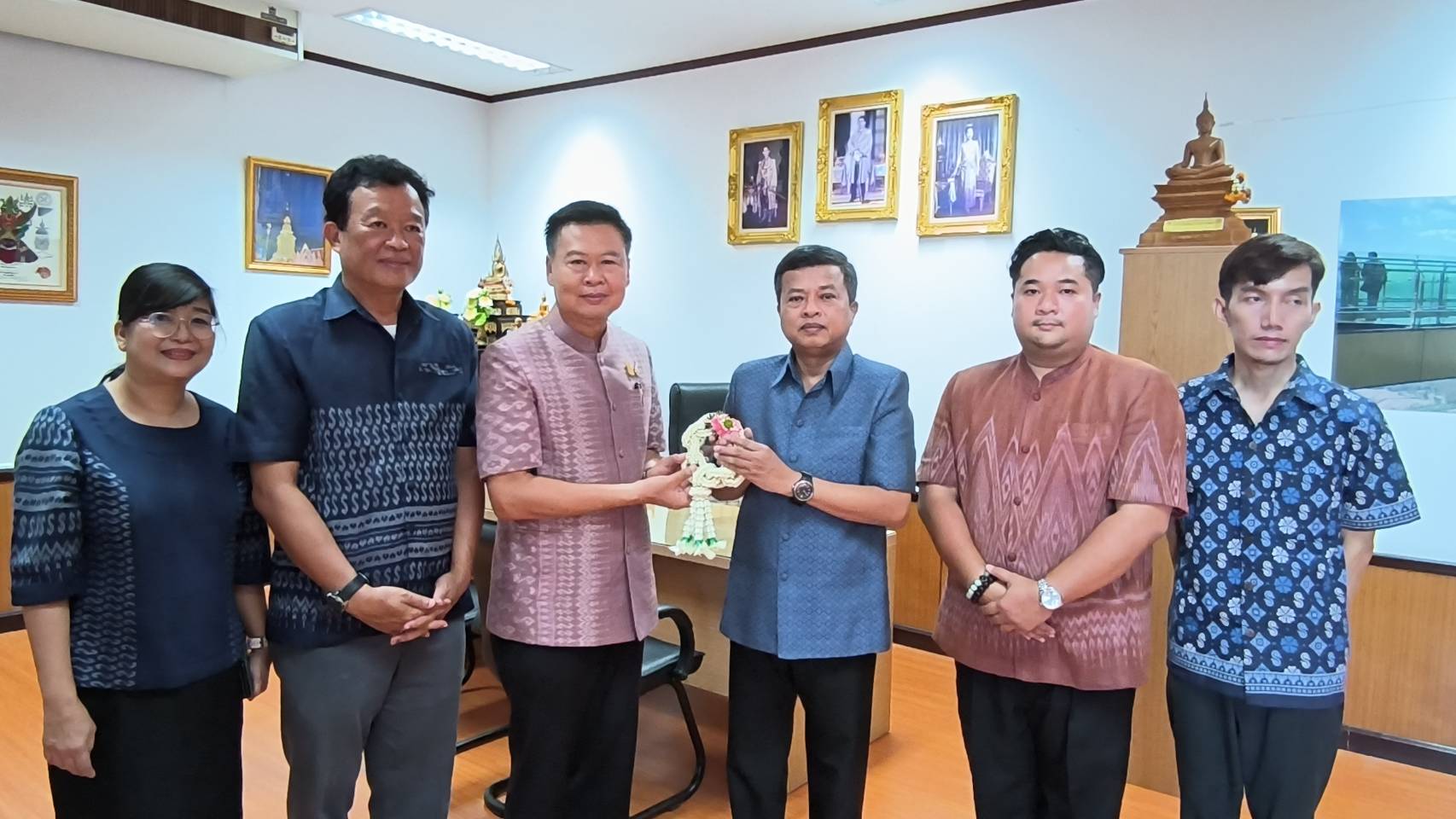 พัฒนาการจังหวัดหนองคาย สักการะสิ่งศักดิ์สิทธิ์ จ.หนองคาย และไหว้ลาผู้ว่าฯ รองผู้ว่าฯ ก่อนเข้าดำรงตำแหน่งเลขานุการกรมฯ