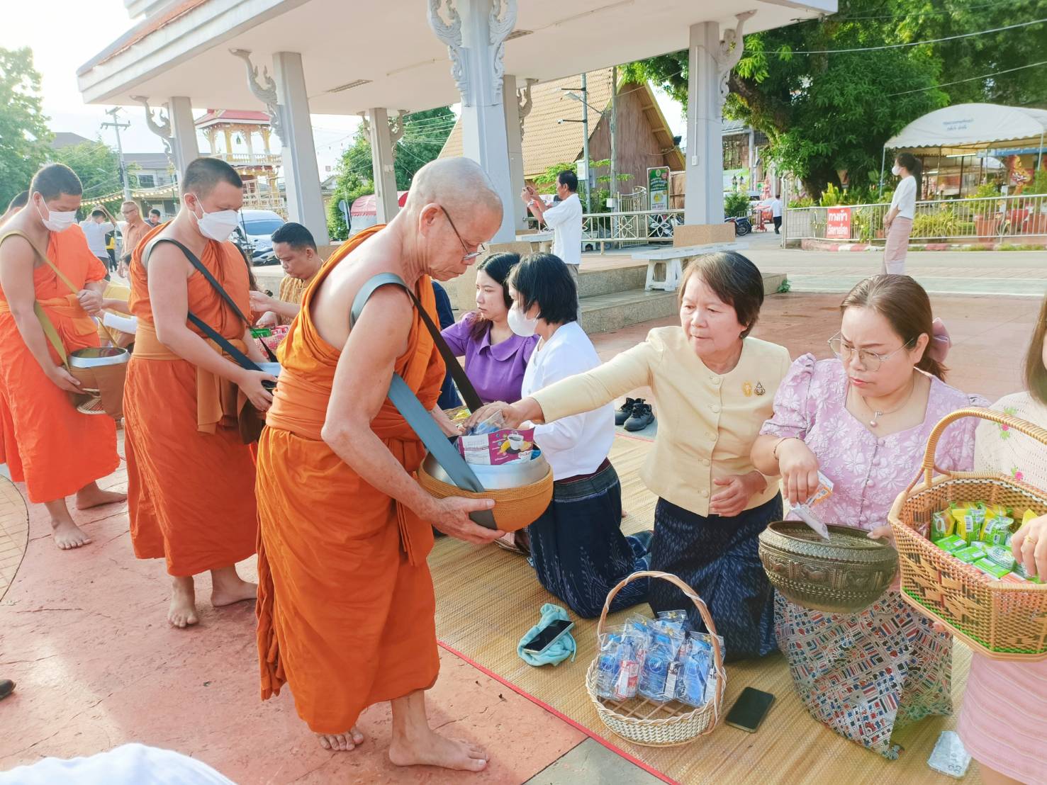 พช.หนองคาย ร่วมกิจกรรม “นุ่งผ้าไทย ใส่บาตรริมโขง” เนื่องในโอกาสฉลองพระชนมายุ 8 รอบ สมเด็จพระอริยวงศาคตญาณ สมเด็จพระสังฆราช สกลมหาสังฆปริณายก