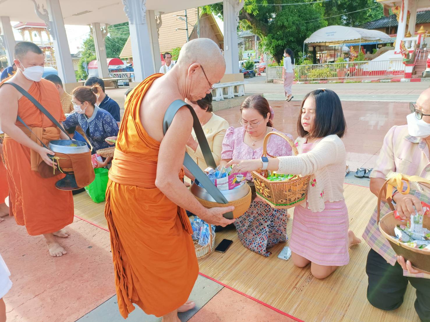 พช.หนองคาย ร่วมกิจกรรม “นุ่งผ้าไทย ใส่บาตรริมโขง” เนื่องในโอกาสฉลองพระชนมายุ 8 รอบ สมเด็จพระอริยวงศาคตญาณ สมเด็จพระสังฆราช สกลมหาสังฆปริณายก