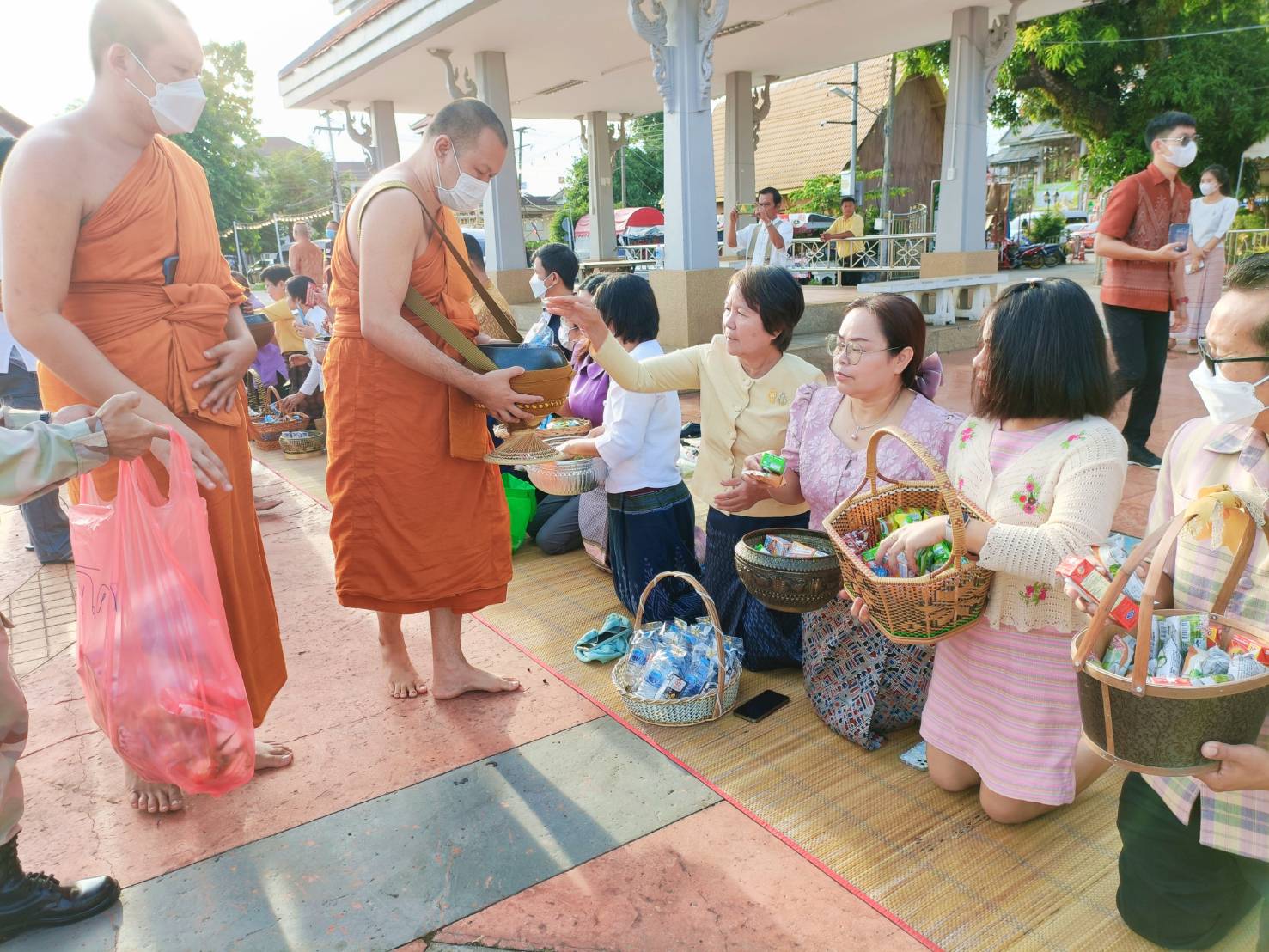 พช.หนองคาย ร่วมกิจกรรม “นุ่งผ้าไทย ใส่บาตรริมโขง” เนื่องในโอกาสฉลองพระชนมายุ 8 รอบ สมเด็จพระอริยวงศาคตญาณ สมเด็จพระสังฆราช สกลมหาสังฆปริณายก