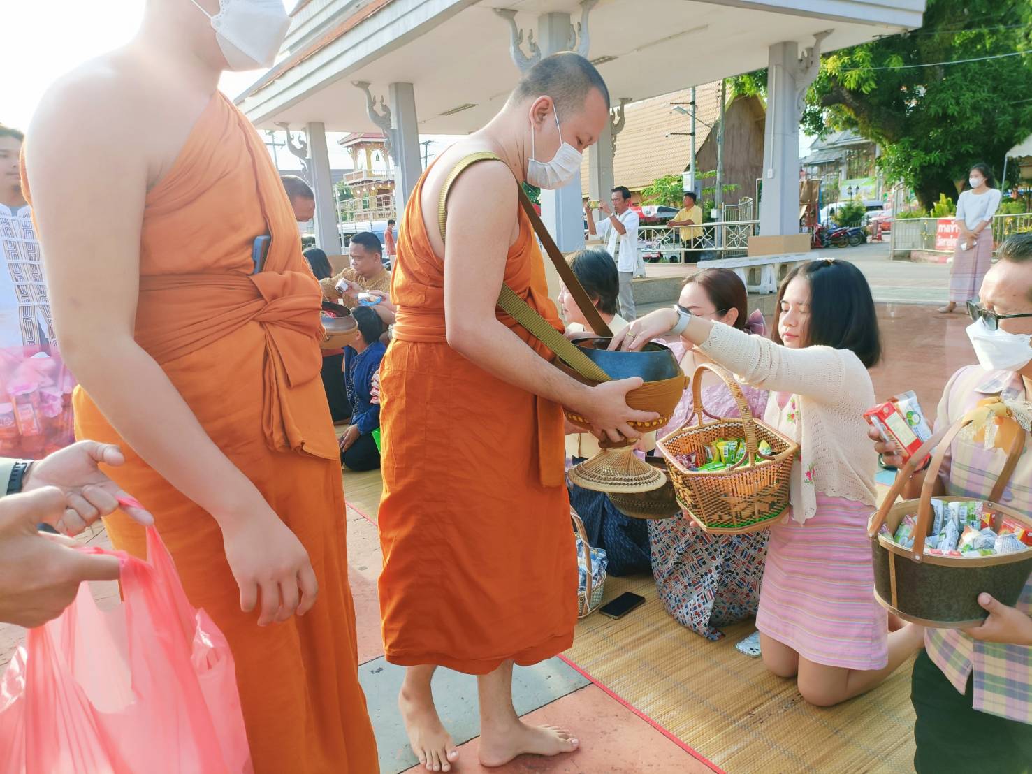 พช.หนองคาย ร่วมกิจกรรม “นุ่งผ้าไทย ใส่บาตรริมโขง” เนื่องในโอกาสฉลองพระชนมายุ 8 รอบ สมเด็จพระอริยวงศาคตญาณ สมเด็จพระสังฆราช สกลมหาสังฆปริณายก